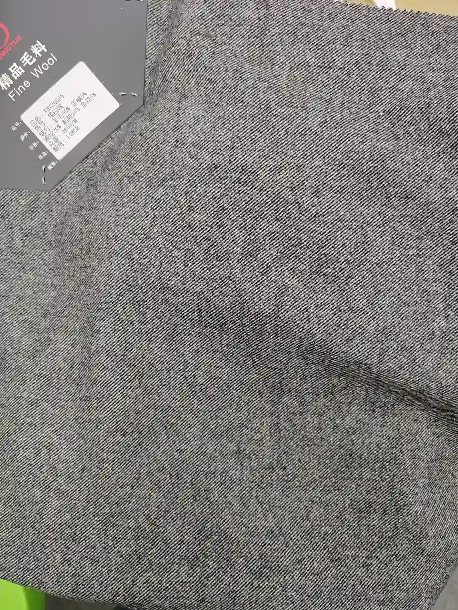460g 50% Wool 5% Cashmere, 20% Polyester 20% Viscose 5% Lurex